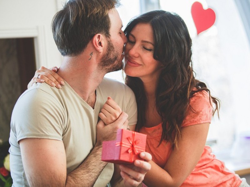 ideje za darove za obljetnicu koje prenose iskrene emocije